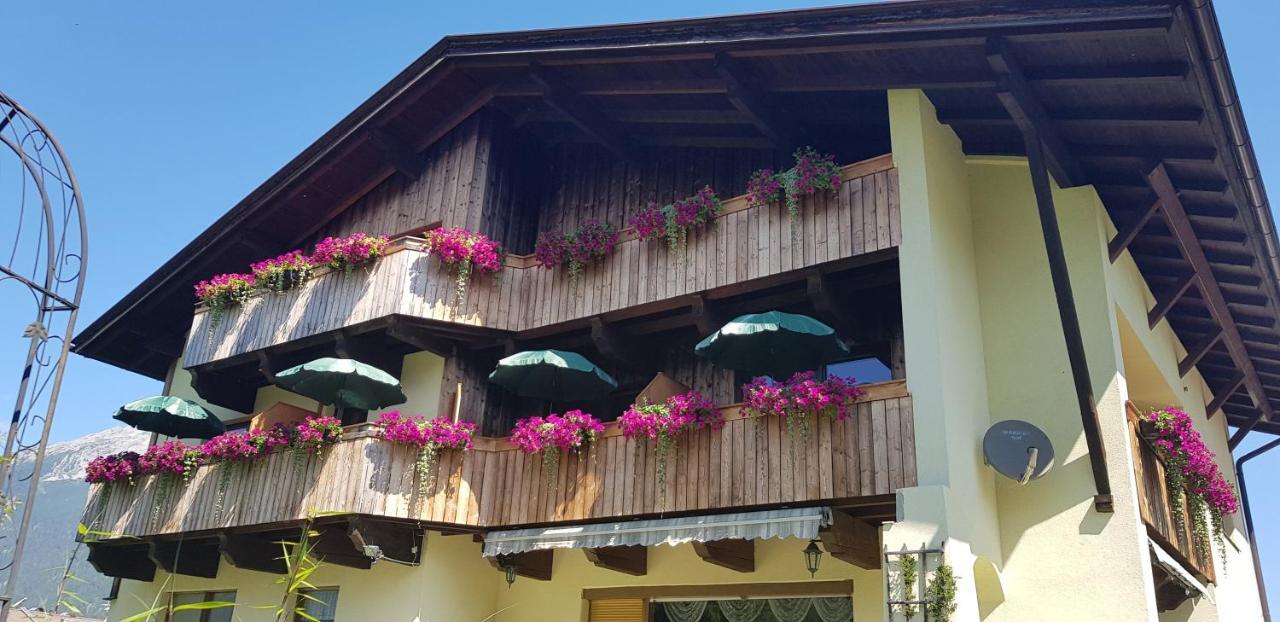 Gaestehaus Schoeneweiss Ehrwald Exterior photo