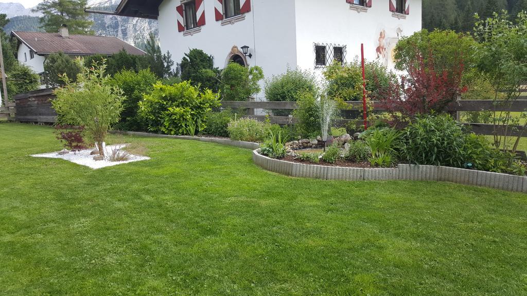 Gaestehaus Schoeneweiss Ehrwald Exterior photo